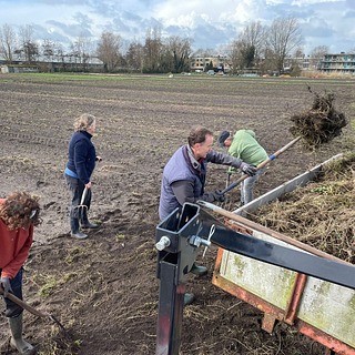 Vrijwilligers werken samen op het land